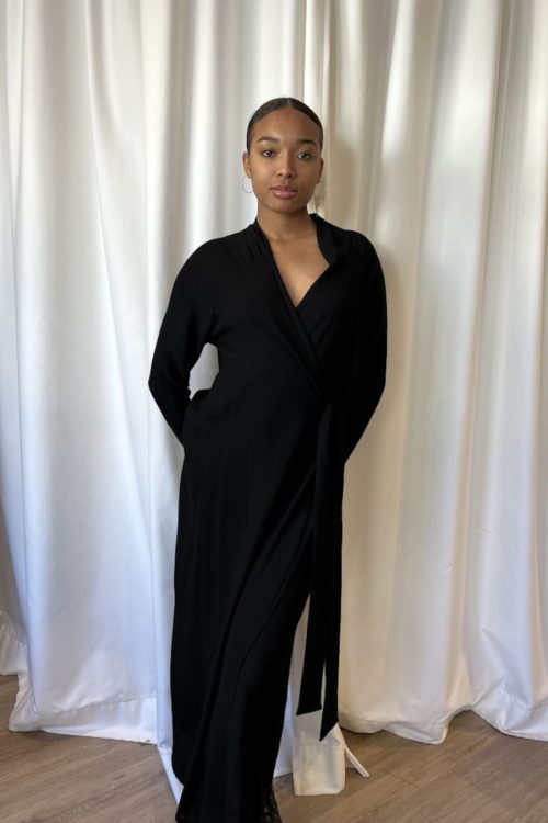 vestido cruzado negro